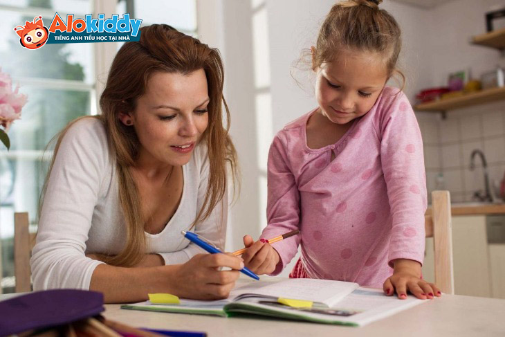 Sự đồng hành của cha mẹ sẽ là động lực lớn giúp con chinh phục môn tiếng Anh